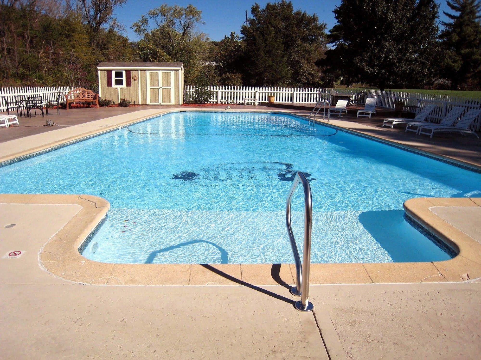 Inn On Crescent Lake Bed And Breakfast Excelsior Springs Exterior photo